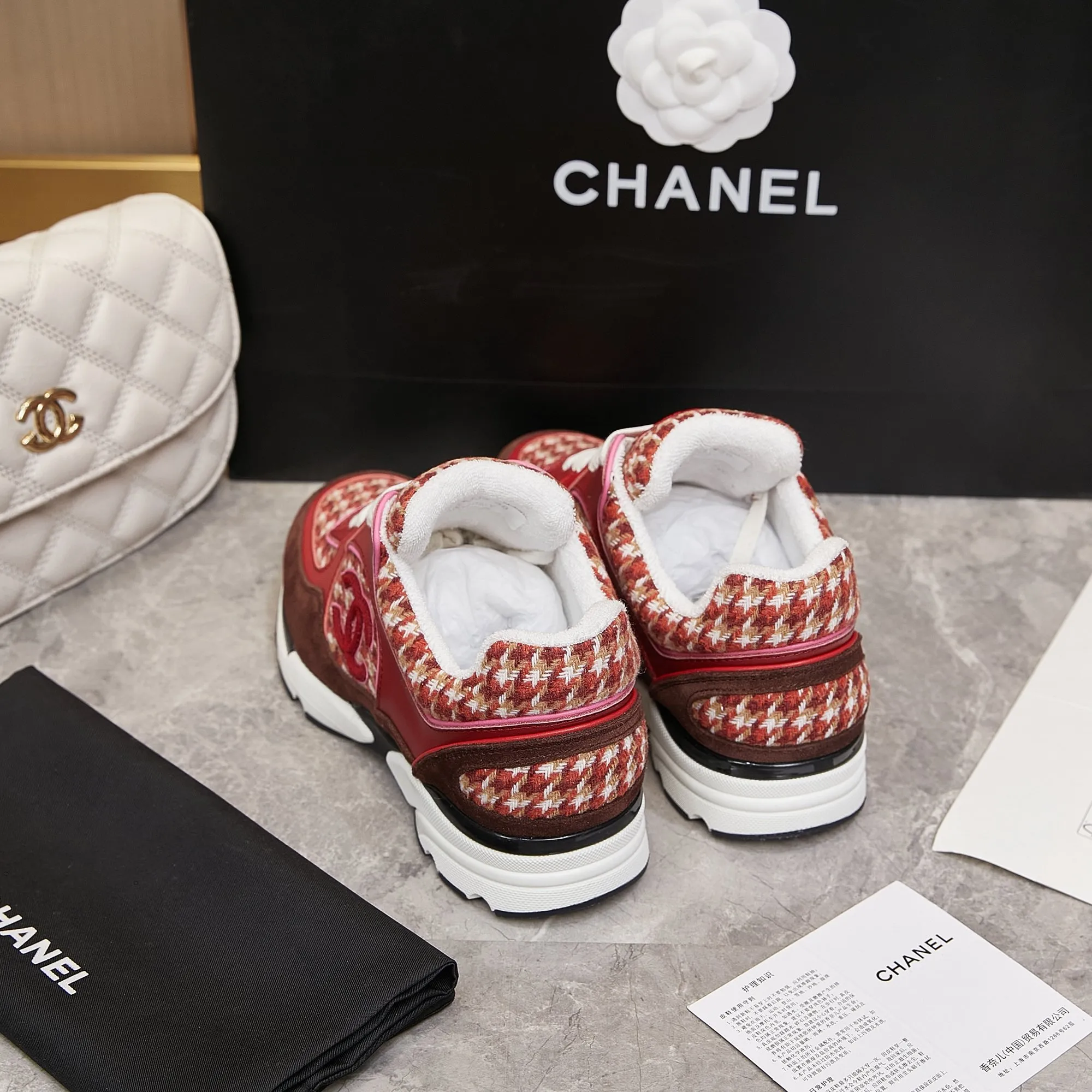 Men's shoes pP700! Chanel Chanel - 2024 counter top casual sneakers This classic design; the upper is embroidered with various techniques; the outsole is fashionable and sporty; the outsole is stylish and sporty; it incorporates a variety of color matching elements... The diversified mix and match is very good-looking and versatile, casual, fashionable, sports, and outdoor can be taken into account... ꫛꫀꪝ Go➫ Material: ❶Upper made of: original imported high silk cowhide suede + small fragrance fabric ❷Inner use: Original imported breathable sheepskin lining ❸ Outsole based on: Original TPU combination outsole Special counter boutique packaging complete set Women 35–41 Men 38-45